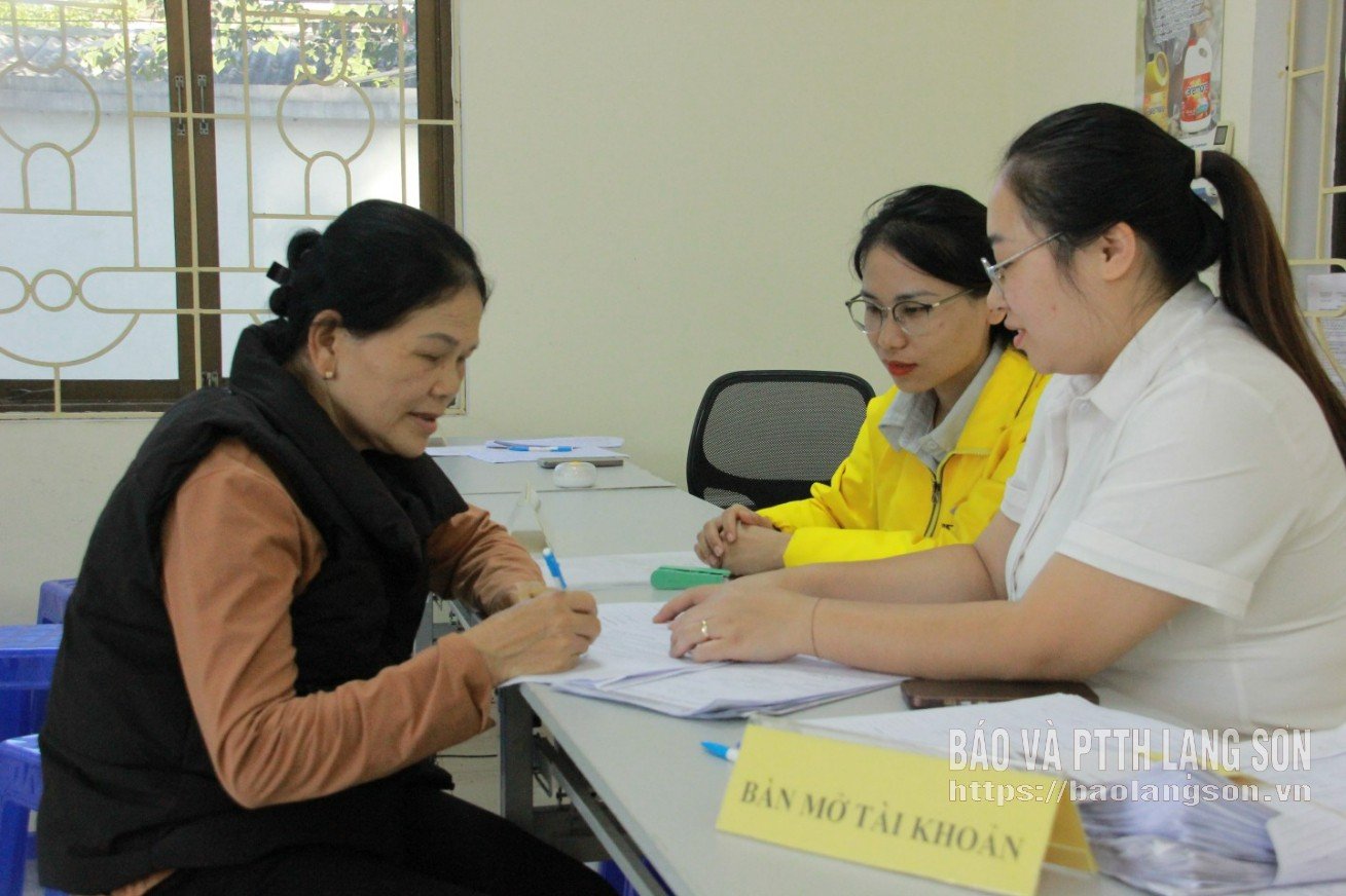 Ky Lua semtindeki insanlara banka hesabı açarak emeklilik maaşı almaları için danışmanlık hizmeti veriliyor ve kayıt yaptırmaları konusunda rehberlik ediliyor.