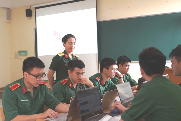 Kvinnlig överste inom militärmedicin med över 20 års innovation i varje föreläsning - Foto 1.