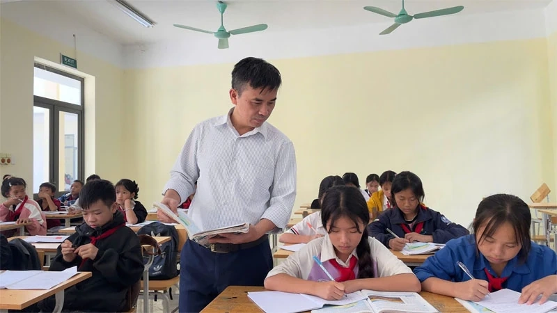 ترونگ لی با پشتکار فراوان نامه‌ها را در 