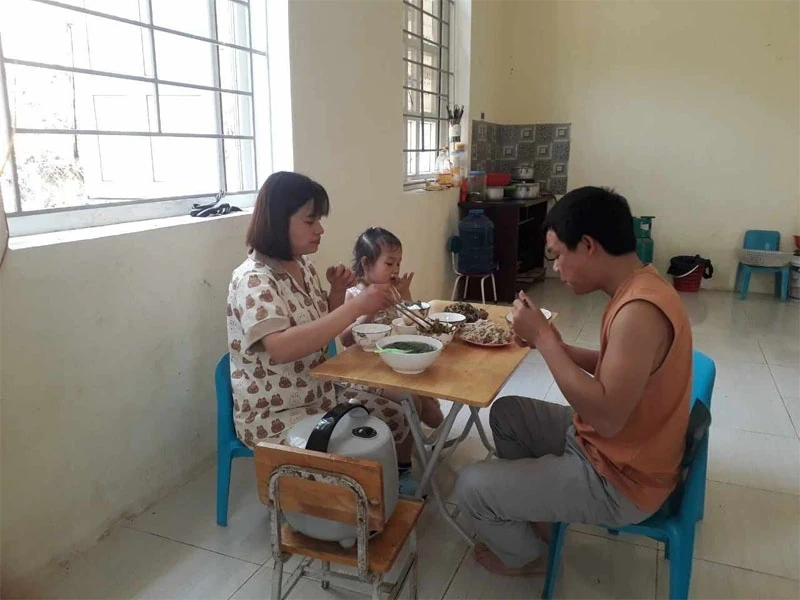 ترونگ لی با پشتکار فراوان نامه‌ها را در 