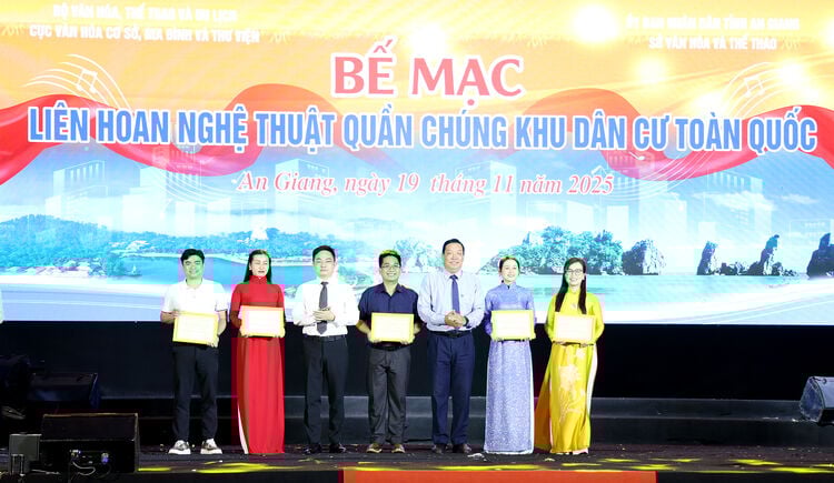 Bế mạc Liên hoan Nghệ thuật quần chúng khu dân cư toàn quốc năm 2025