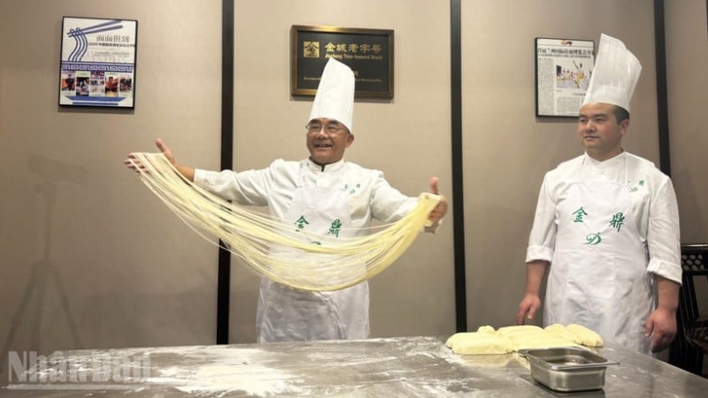 Nghệ nhân Mã Văn Bân giới thiệu quy trình làm mỳ bò Lan Châu.