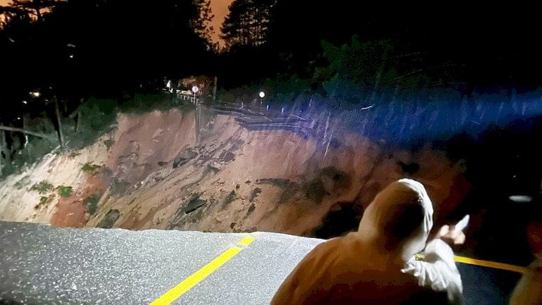 Heyelan yolu kapattı. 11.jpg