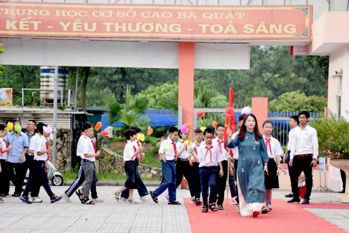 Učitel a studenti v den zahájení nového školního roku. Foto: P.T.