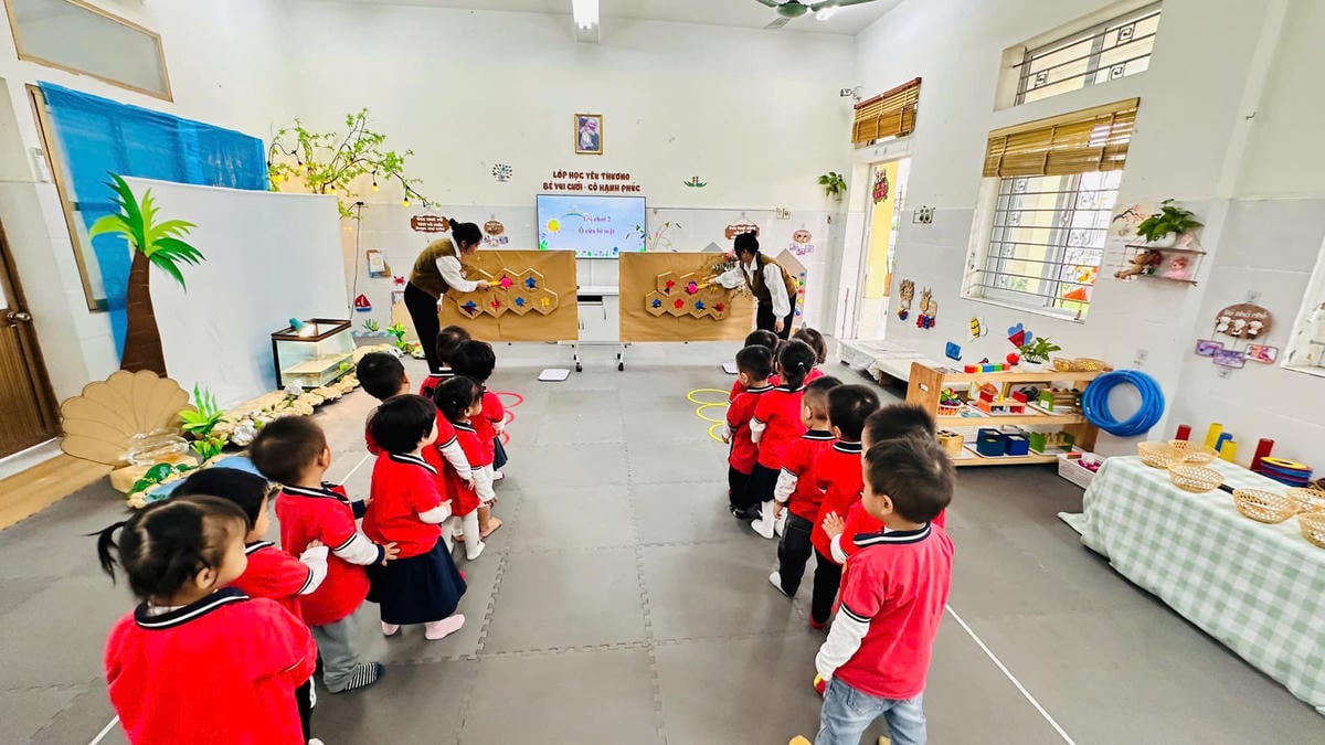 درس بين المعلمين والطلاب في روضة داك سو (هانوي). الصورة: NTCC