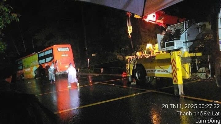 xe khach 45 cho thoat hiem trong gang tac tren Deo mimosa hinh anh 1