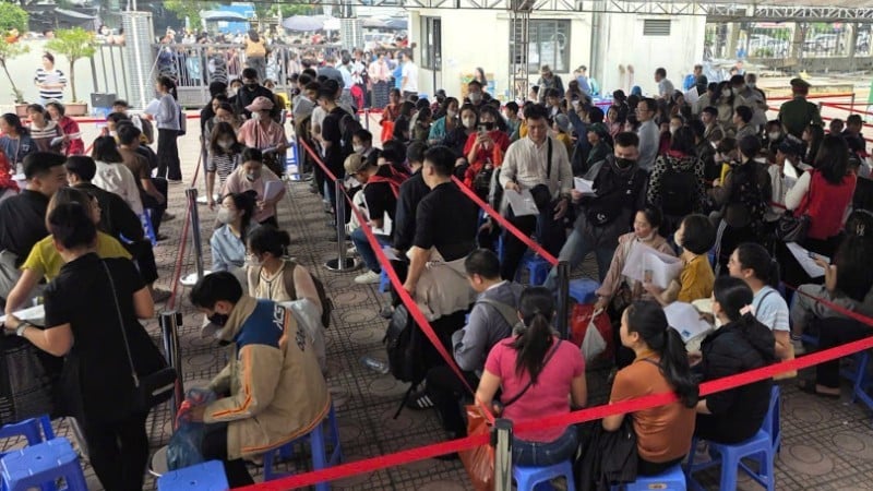 Người dân xếp hàng nộp hồ sơ mua nhà ở xã hội tại Hà Nội (Ảnh: MINH VÂN)