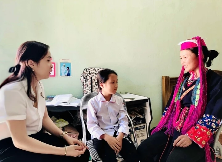 Cô giáo trẻ 17 năm bám vùng đất khó, gieo tri thức cho học trò Dao