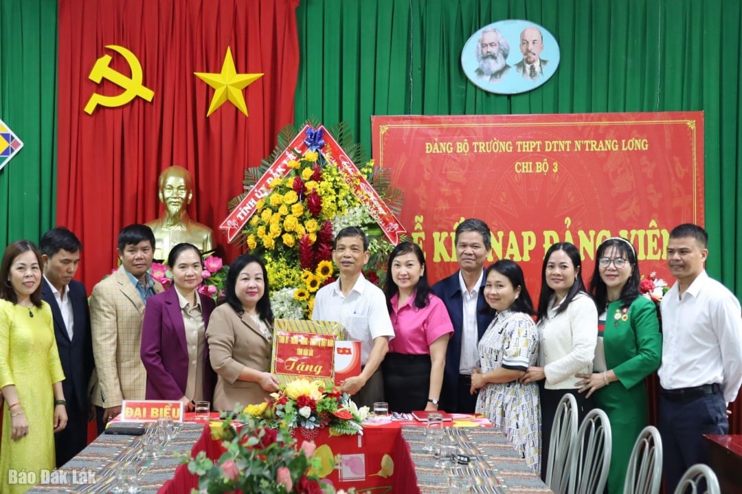 ການ​ນຳ​ແຂວງ​ໄດ້​ວາງ​ດອກ​ໄມ້​ສະ​ແດງ​ຄວາມ​ຊົມ​ເຊີຍ​ໃຫ້​ໂຮງ​ຮຽນ​ຊົນ​ເຜົ່າ N'Trang Long.