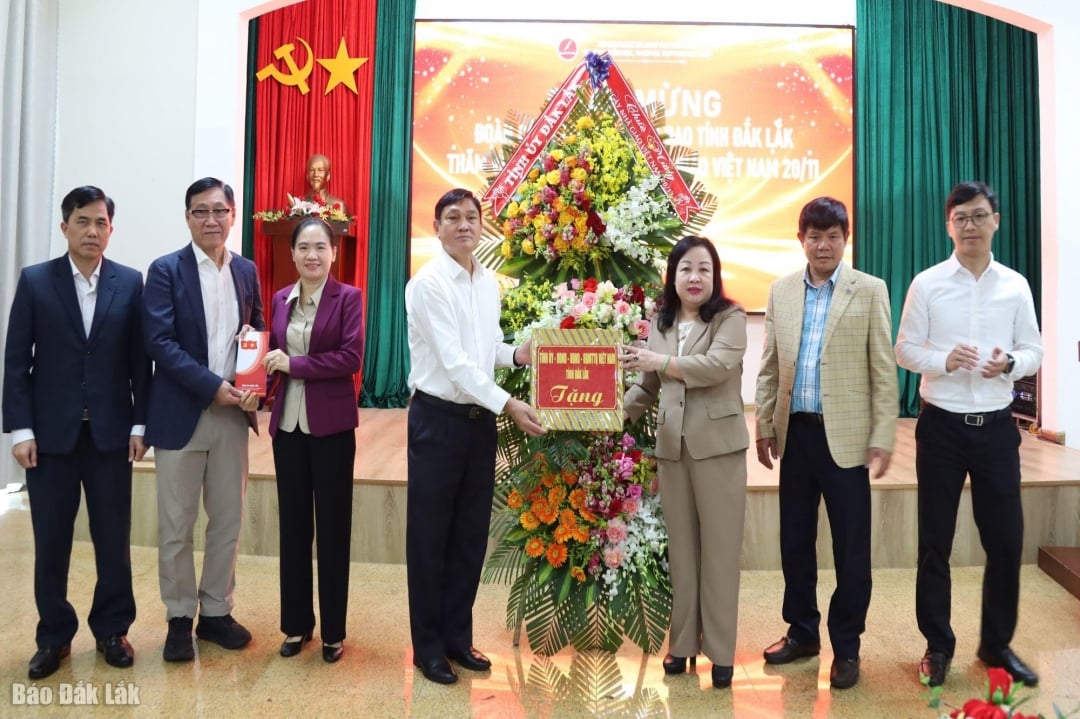 ສະຫາຍ ກາວ ທິຮ່ວາອານ, ຮອງເລຂາຄະນະພັກແຂວງ, ປະທານສະພາປະຊາຊົນແຂວງ ມອບດອກໄມ້ອວຍພອນໃຫ້ໂຮງຮຽນ ຮ່ວາງຫວຽດ.