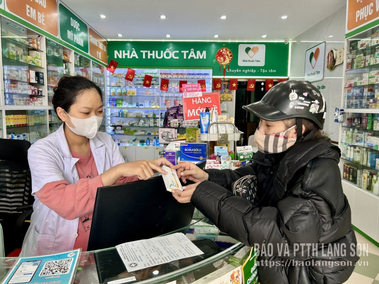 Personalen på Tam Apotek instruerar folk om hur man använder Tamiflu på rätt sätt.