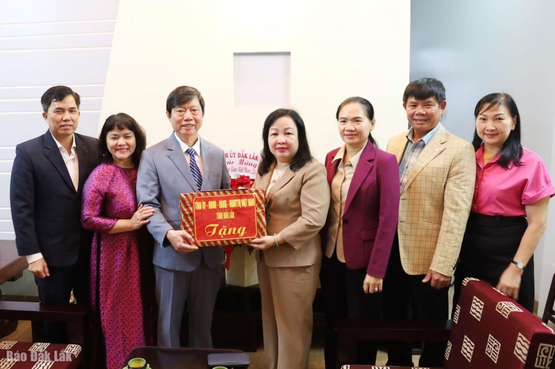 ຄູ​ອາ​ຈານ ຫງວຽນ​ງອກ​ໄທ ໄດ້​ຮັບ​ຂອງ​ຂວັນ ແລະ ດອກ​ໄມ້​ຊົມ​ເຊີຍ​ຈາກ​ການ​ນຳ​ແຂວງ.