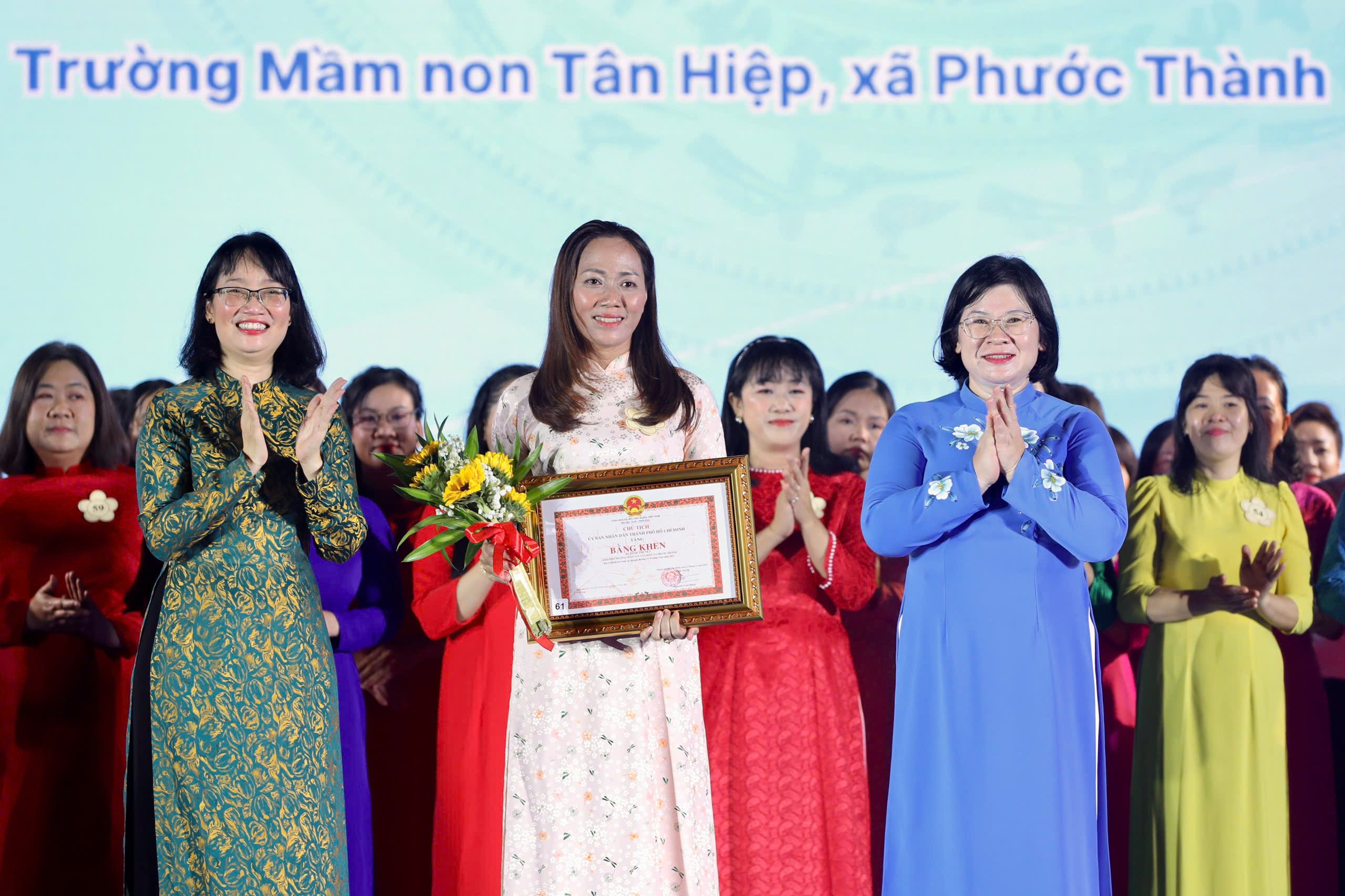 TP HCM vinh danh nhà giáo tiêu biểu, 9 cá nhân được trao huân chương lao động của Chủ tịch nước - Ảnh 7.