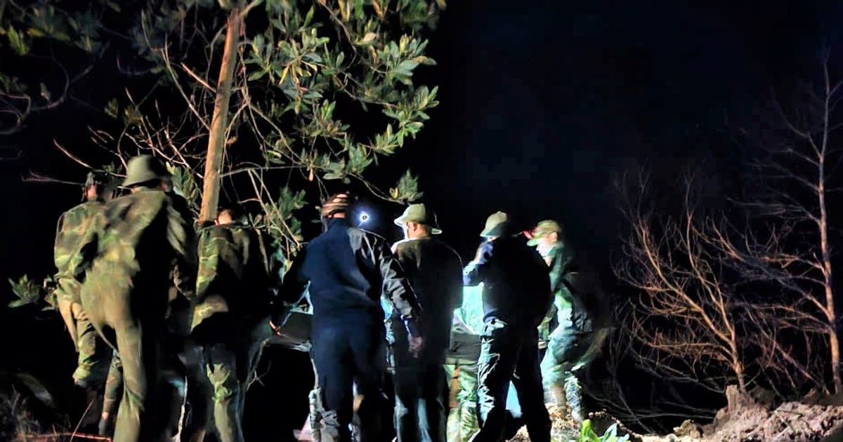 Biên phòng và dân quân xã La Êê vượt đường rừng hỗ trợ sản phụ cấp cứu trong đêm