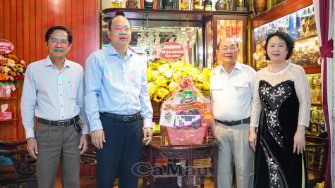 Lãnh đạo Tỉnh uỷ thăm, chúc mừng Nhà giáo Nhân dân, Nhà giáo Ưu tú nhân 20/11