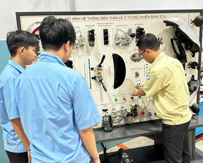 "Ông giáo" trẻ nhất trường nghề - Ảnh 1.