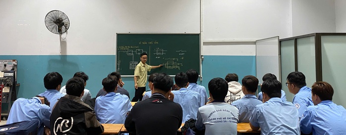 "Ông giáo" trẻ nhất trường nghề - Ảnh 3.