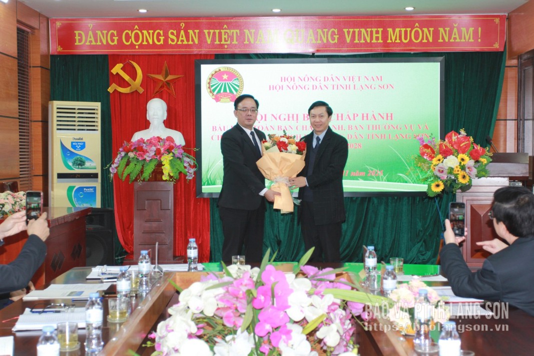 Le camarade Nguyen Hoang Tung, membre du Comité permanent du Parti provincial et président du Comité provincial du Front de la patrie vietnamienne, a offert des fleurs au camarade Trieu Quang Huy pour le féliciter de sa nouvelle affectation.