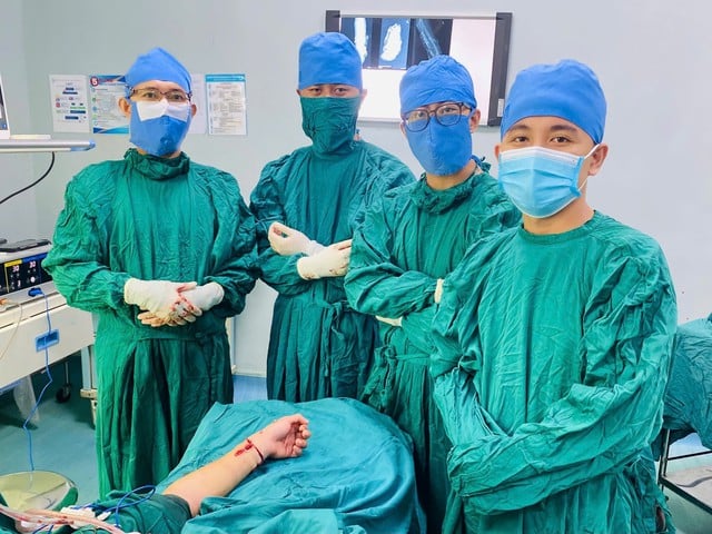 Nối thành công bàn tay đứt lìa qua mốc 'giờ vàng' – chạy đua cùng thời gian- Ảnh 2.