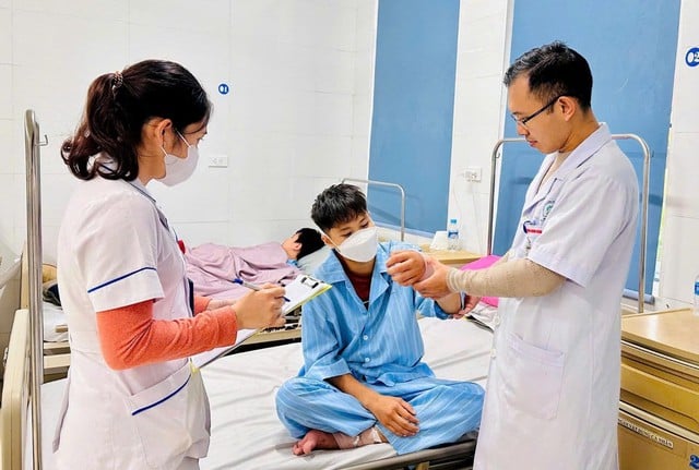 Nối thành công bàn tay đứt lìa qua mốc 'giờ vàng' – chạy đua cùng thời gian- Ảnh 3.