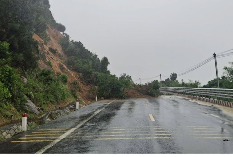 Một lượng lớn đất đá đã đổ xuống đường, có điểm tràn gần hết mặt đường. Ảnh: ĐT.