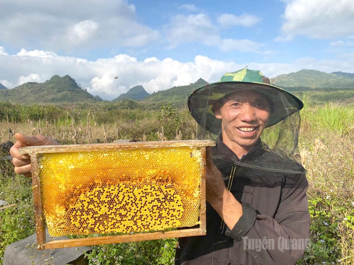 فرحة الناس بموسم عسل النعناع ذو المحصول الجيد والجودة العالية.