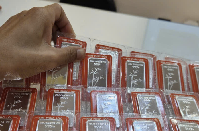 Giá bạc hôm nay 20-11: Mỗi nơi một giá, bạc Phú Quý trên 2 triệu đồng/lượng - Ảnh 1.