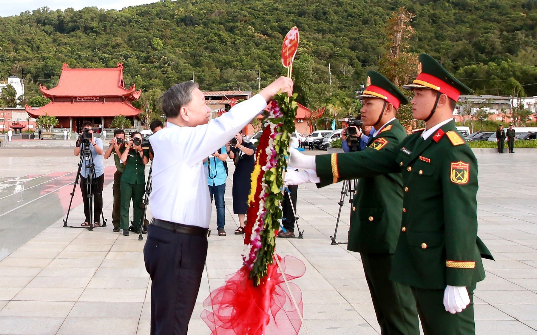 Tổng Bí thư Tô Lâm dâng hoa, dâng hương tưởng nhớ Chủ tịch Hồ Chí Minh và các anh hùng liệt sỹ tại Phú Quốc