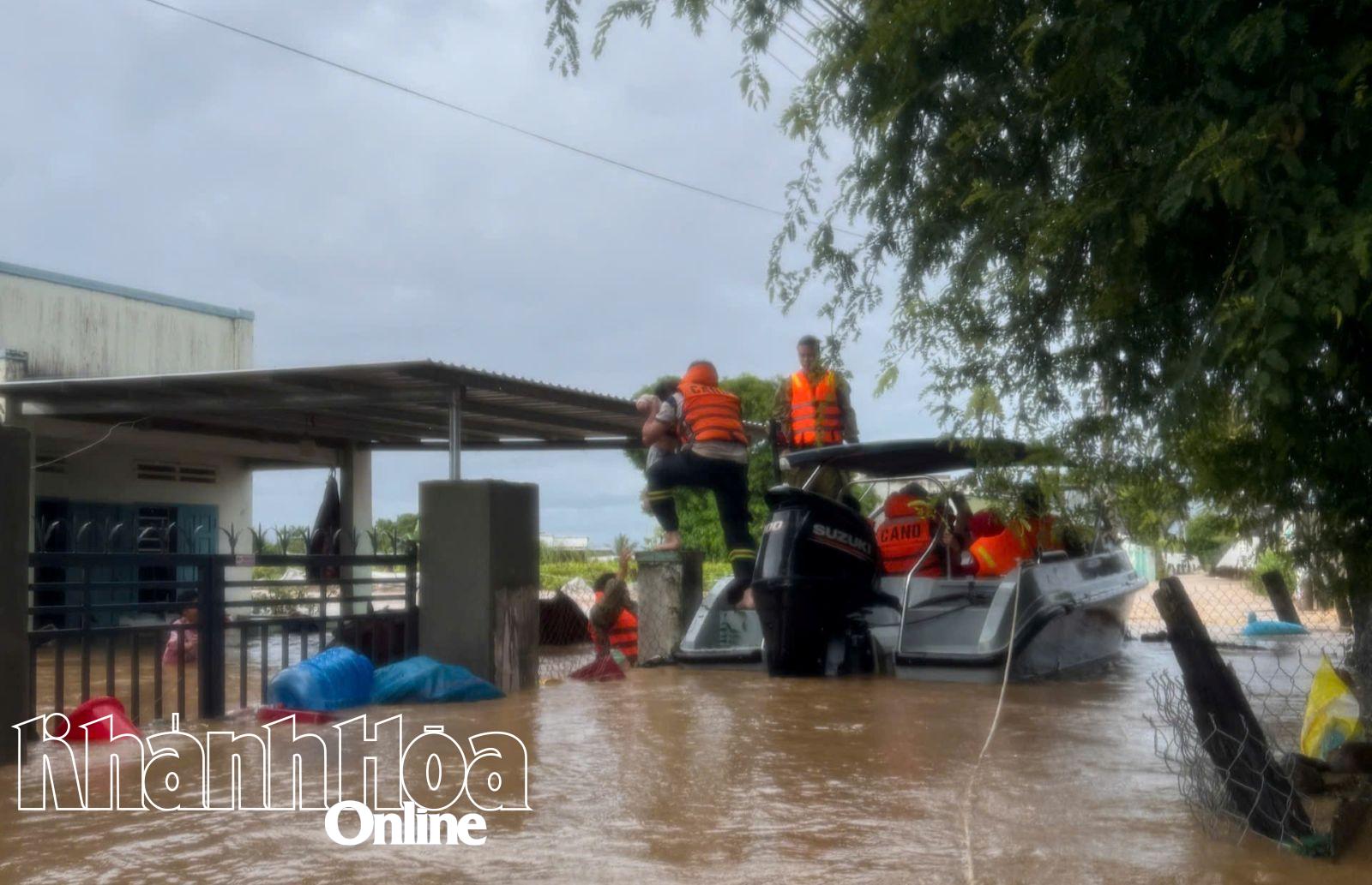 เจ้าหน้าที่กู้ภัยเข้าไปช่วยเหลือผู้ประสบภัยน้ำท่วมบ้านเรือน