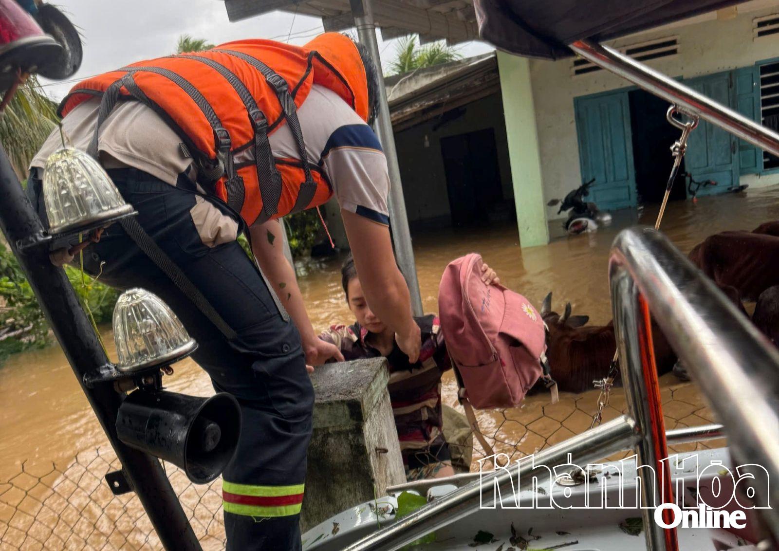 เด็กสาวถูกพาตัวออกจากบ้านเพราะถูกน้ำท่วม