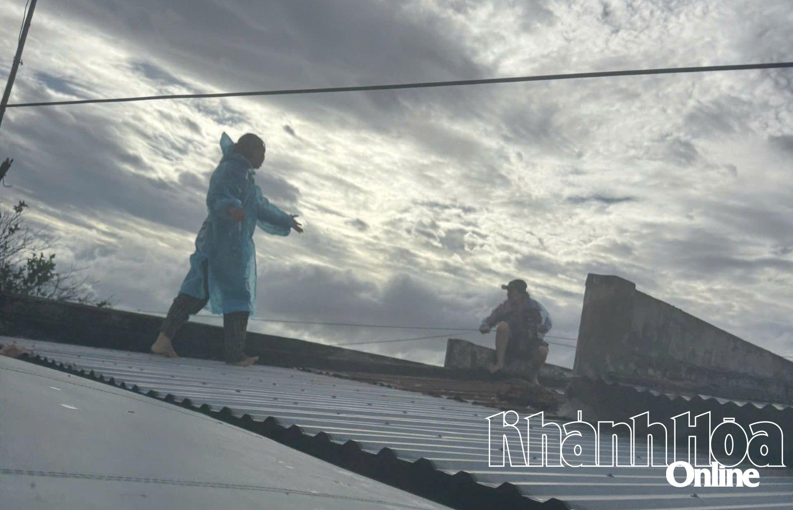 หน่วยกู้ภัยช่วยผู้พักอาศัยจากหลังคา