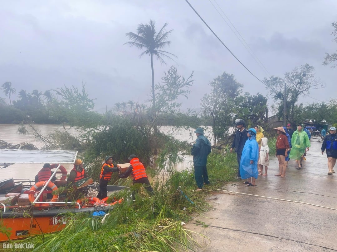 Tentara menyediakan makanan bagi warga di daerah banjir. Foto: Tien Luong