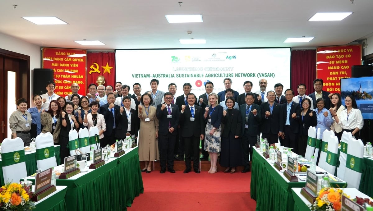 Ikhtisar upacara peluncuran Jaringan Pertanian Berkelanjutan Vietnam – Australia (VASAN) di Universitas Pertanian dan Kehutanan Kota Ho Chi Minh. Foto: LP. Toàn cảnh Lễ ra mắt Mạng lưới nông nghiệp bền vững Việt Nam – Australia (VASAN) tại Trường Đại học Nông Lâm TP.HCM. Ảnh: LP.