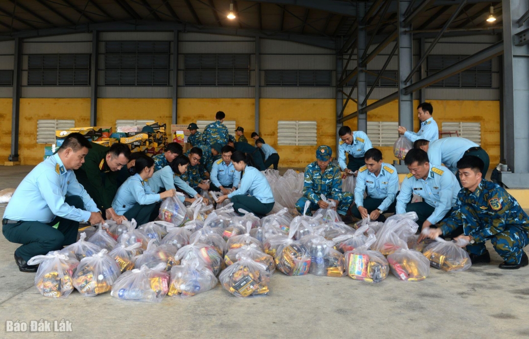 930-й полк Повітряних сил отримав 1000 подарунків від 5-го військового округу та упакував їх для транспортування людям у південно-центральних провінціях. Фото: Ван Чунг