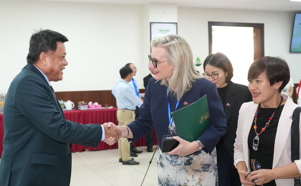 Momen interaksi antara Dr. Tran Tan Viet - Anggota Dewan Direksi AgriS dan Ibu Emma McDonald - Wakil Konsul Jenderal Australia di Kota Ho Chi Minh dalam rangka acara tersebut. Foto: LP. Khoảnh khắc giao lưu giữa TS. Trần Tấn Việt - Thành viên HĐQT AgriS cùng bà Emma McDonald - Phó Tổng Lãnh sự Australia tại TP.HCM trong khuôn khổ sự kiện. Ảnh: LP.
