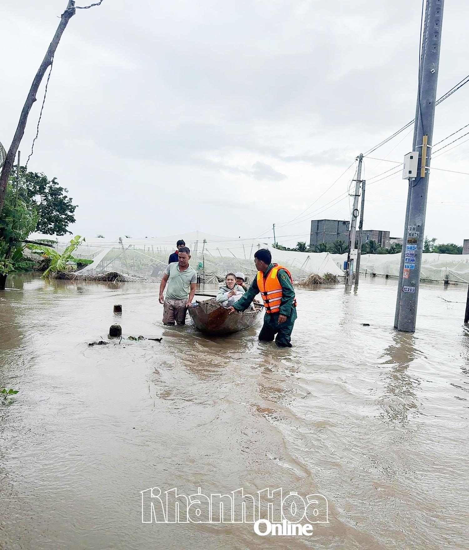 নিনহ ফুওক কমিউন বাহিনী পরিবারগুলিকে নিরাপদ স্থানে সরিয়ে নিতে সহায়তা করছে।