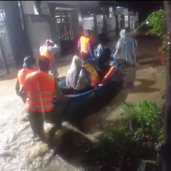 গতকাল বিকেল এবং সন্ধ্যা থেকে এখন পর্যন্ত জরুরি ভিত্তিতে লোকজনকে সরিয়ে নেওয়া হচ্ছে।
