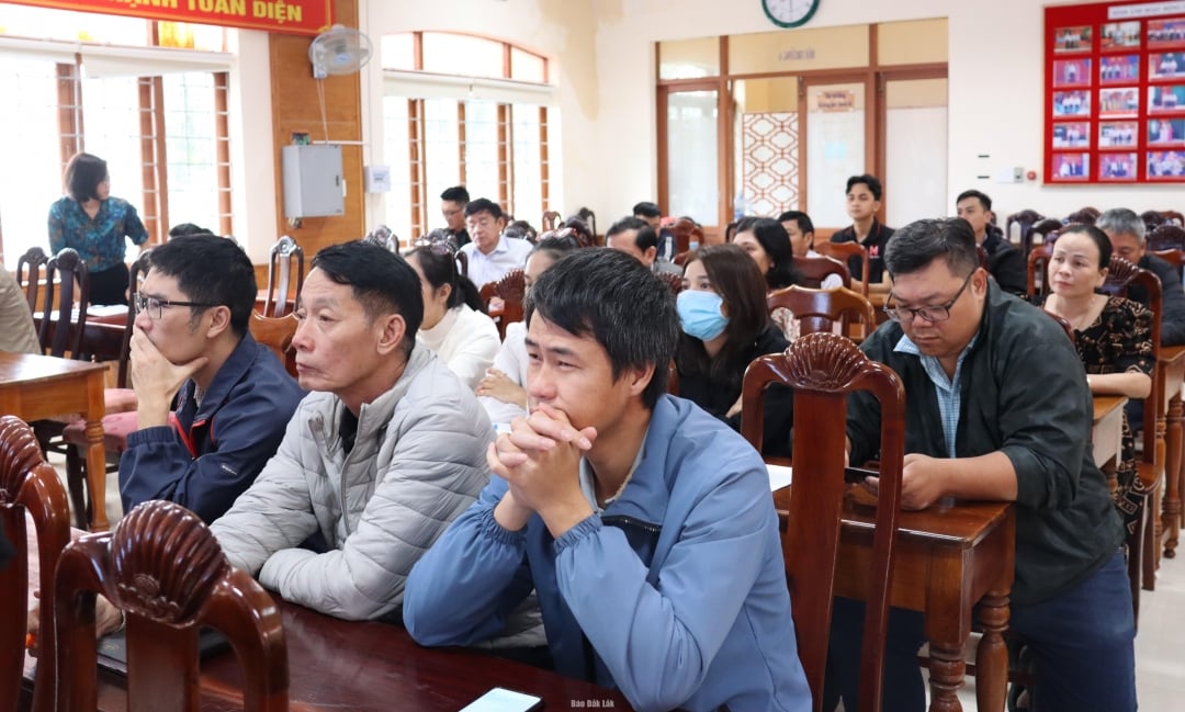 Delegater og studenter som deltar på opplæringsøkten.