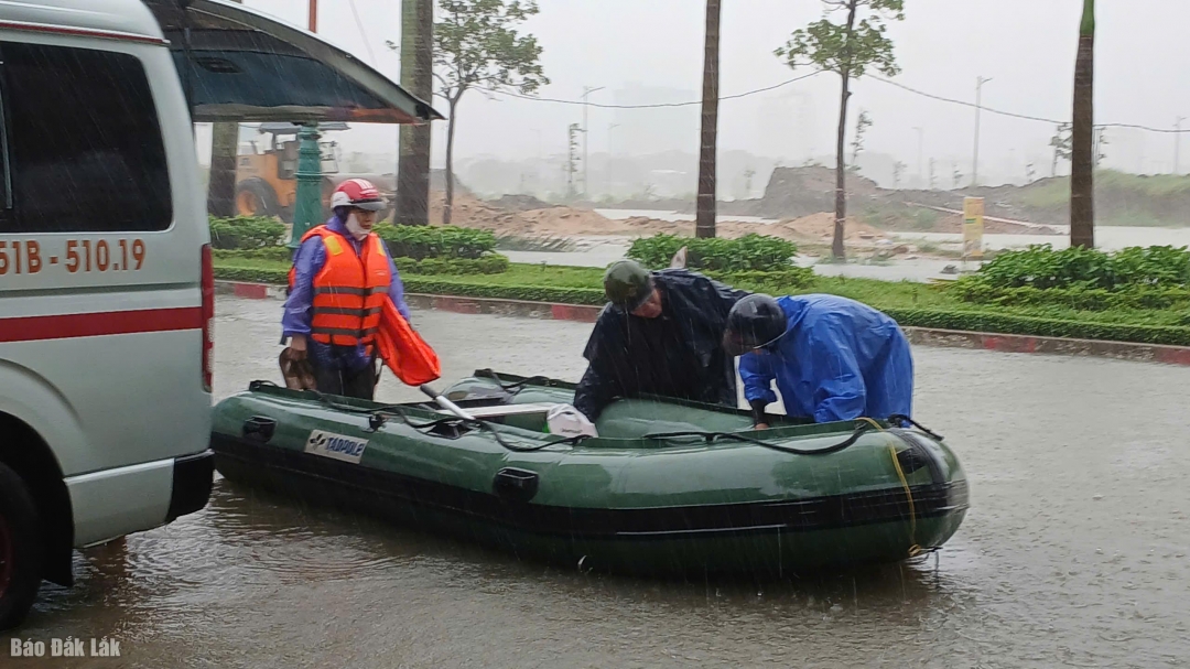 Hujan lebat dan banjir masih rumit di komune timur dan wad wilayah itu. Foto: Trung Hieu