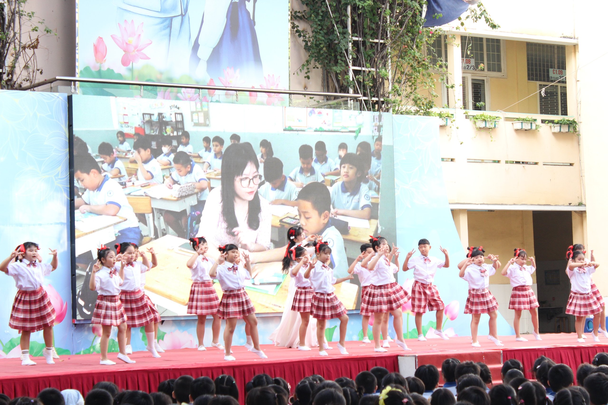 Những khoảnh khắc đẹp ngày Nhà giáo Việt Nam 20.11 - Ảnh 2.