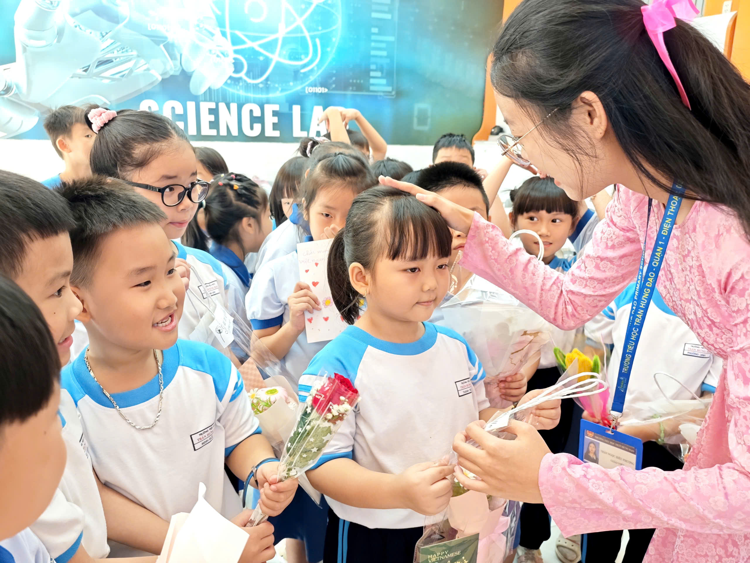 Những khoảnh khắc đẹp ngày Nhà giáo Việt Nam 20.11 - Ảnh 4.