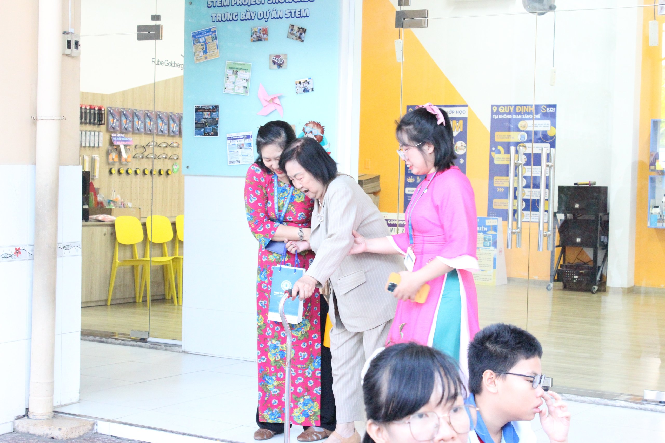 Những khoảnh khắc đẹp ngày Nhà giáo Việt Nam 20.11 - Ảnh 6.