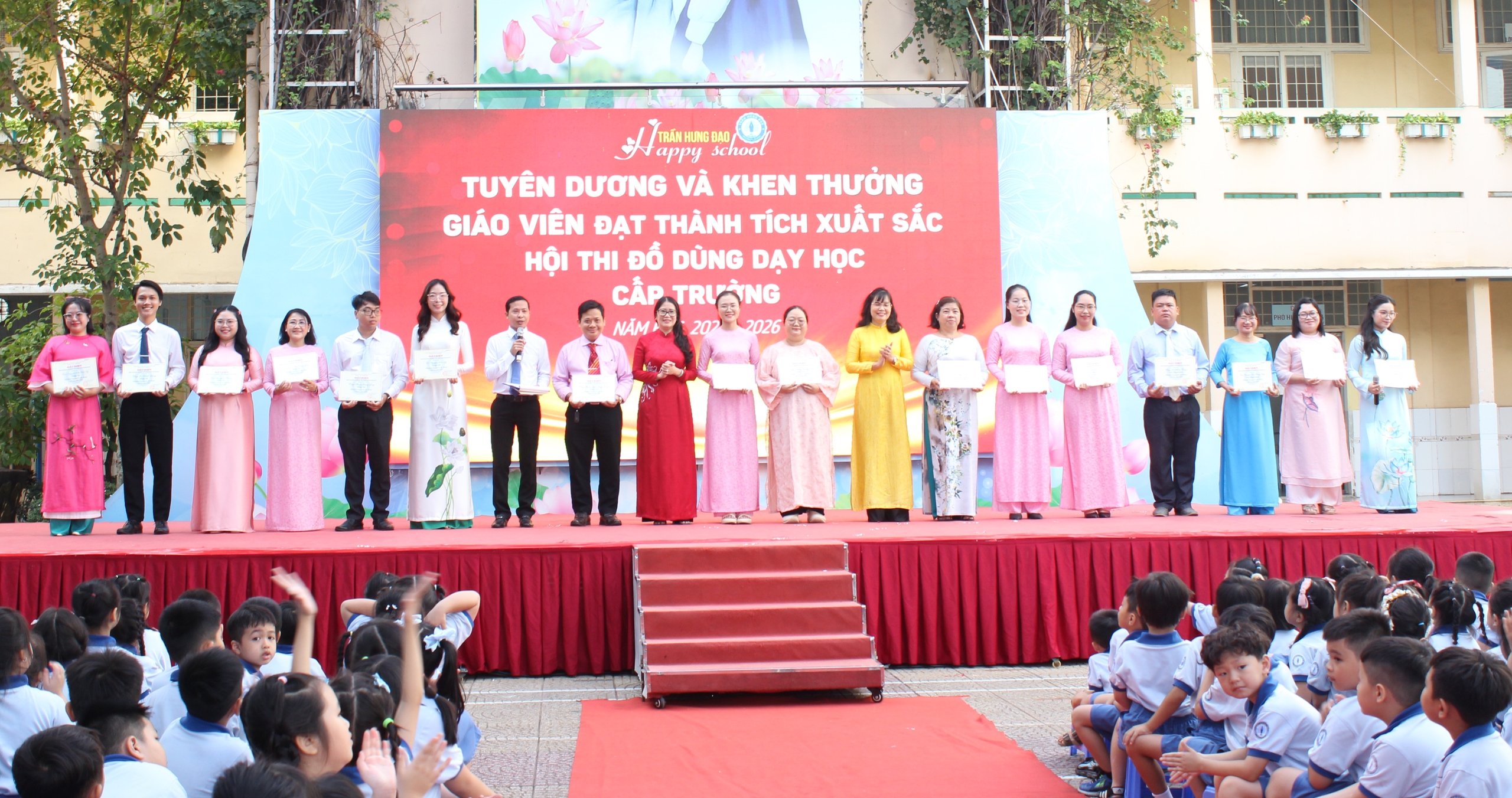 Những khoảnh khắc đẹp ngày Nhà giáo Việt Nam 20.11 - Ảnh 8.