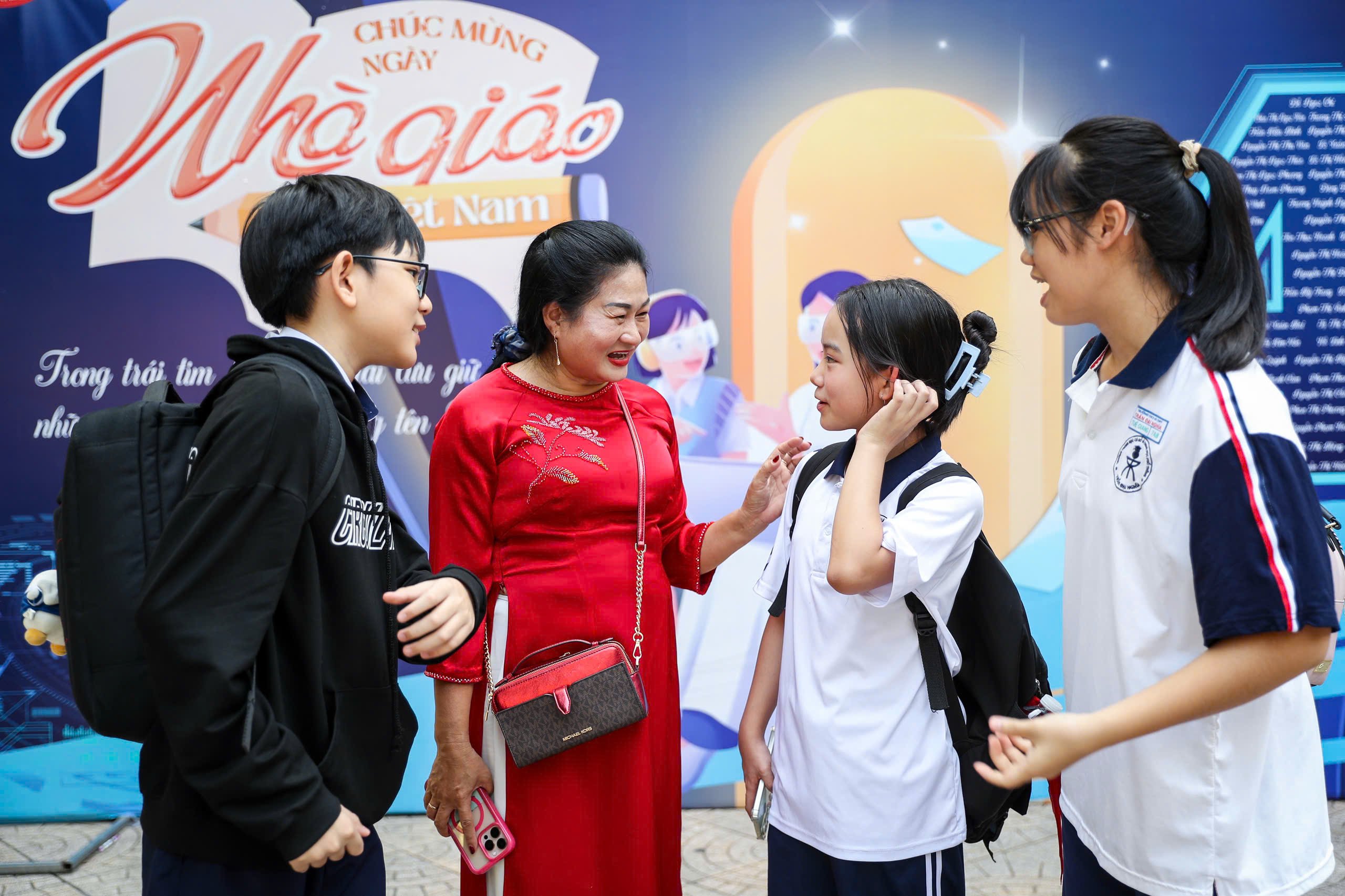 Những khoảnh khắc đẹp ngày Nhà giáo Việt Nam 20.11 - Ảnh 11.