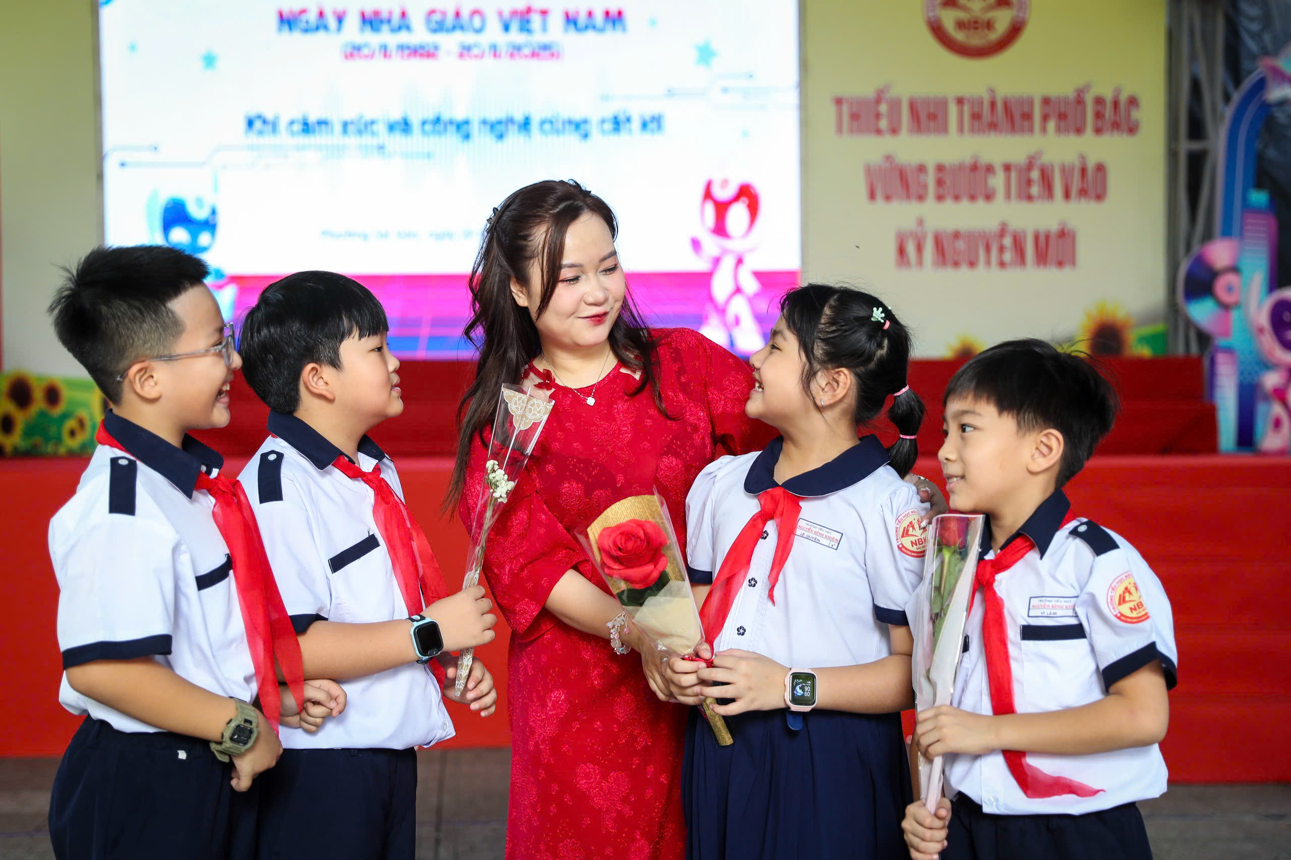 Những khoảnh khắc đẹp ngày Nhà giáo Việt Nam 20.11 - Ảnh 12.