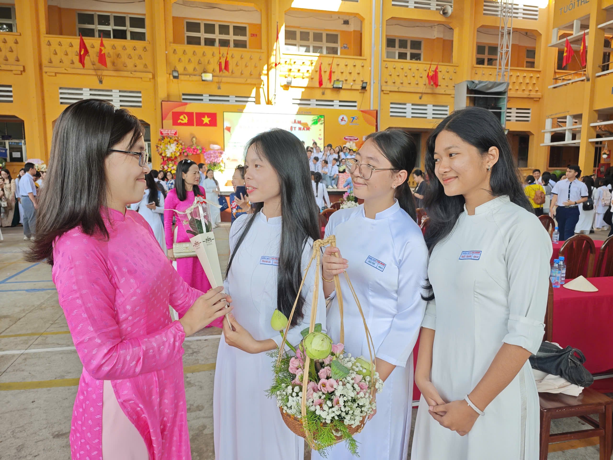 Những khoảnh khắc đẹp ngày Nhà giáo Việt Nam 20.11 - Ảnh 13.