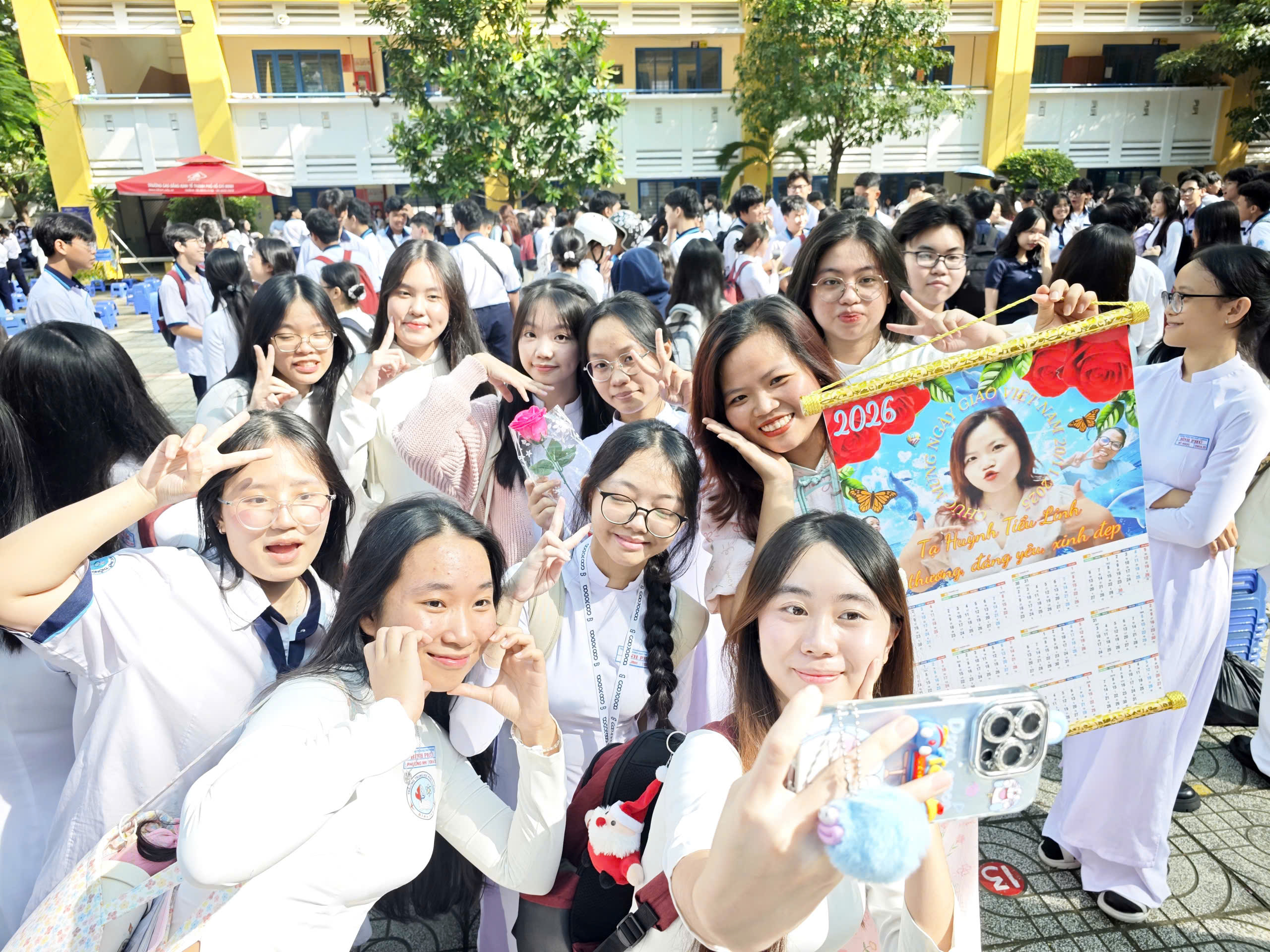 Những khoảnh khắc đẹp ngày Nhà giáo Việt Nam 20.11 - Ảnh 14.