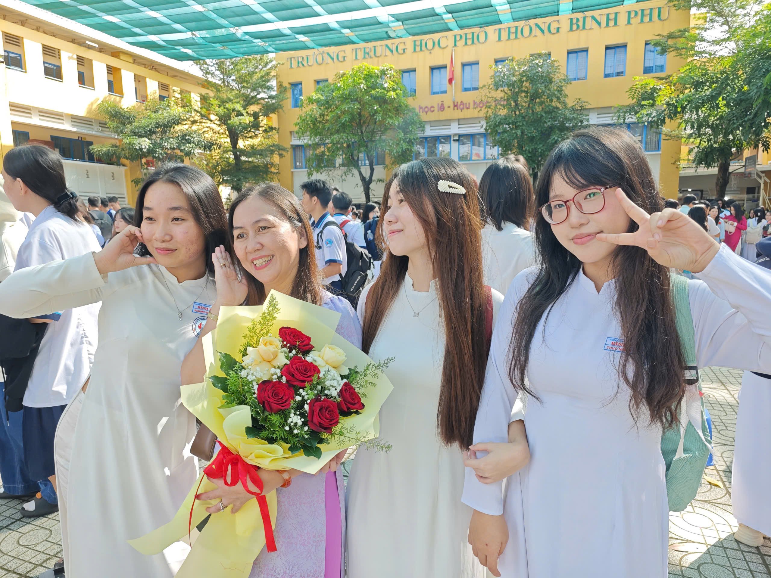 Những khoảnh khắc đẹp ngày Nhà giáo Việt Nam 20.11 - Ảnh 15.