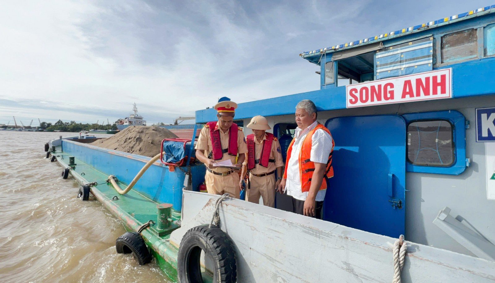Kiểm tra giấy tờ thuyền viên, vạch dấu mớn nước các phương tiện thủy chở hàng 