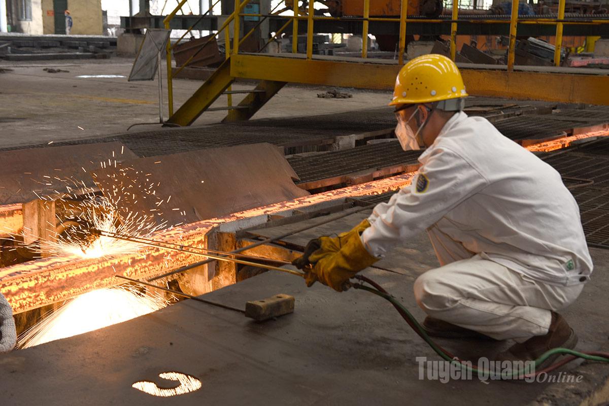 ຄົນ​ງານ​ຂອງ​ບໍ​ລິ​ສັດ​ເຫຼັກ​ກ້າ Tuyen Quang ສຸມ​ໃສ່​ການ​ອອກ​ແຮງ​ງານ​ການ​ຜະ​ລິດ.